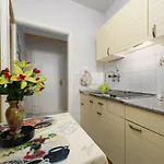 בית נופש In With Swimming Pool פורץ